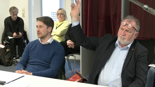 Sergej Minich (Stellvertretende Landesvorsitzender) und Heinrich Löhmann (Vorsitzender Notvorstand) von der AfD sitzen bei der Debatte, um die Bürgerschaftswahl.