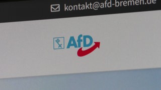 Auf einer Website ist das Logo der AfD sowie die Kontaktdaten dieser zu sehen.