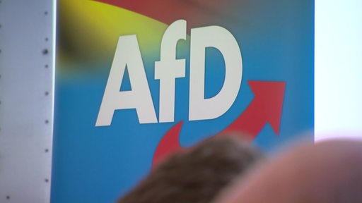 Zu sehen ist das Logo der AFD auf einem Schild.