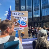 Vor der Bremischen Bürgerschaft demonstrieren rund 200 Menschen für ein Verbot der AfD.