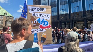 Vor der Bremischen Bürgerschaft demonstrieren rund 200 Menschen für ein Verbot der AfD.