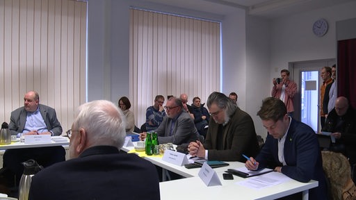 Heinern Löhmann und Sergej Minich  bei einer Sondersitzunh des Wahlbereichsausschusses.