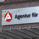 Ein Schild mit dem Schriftzug "Agentur für Arbeit" über dem Eingang des Jobcenters in Bremen.