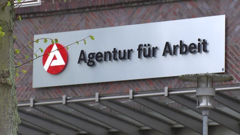 Ein Schild mit dem Schriftzug "Agentur für Arbeit" über dem Eingang des Jobcenters in Bremen.
