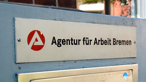 Schild "Agentur für Arbeit Bremen" auf dem Briefkasten.