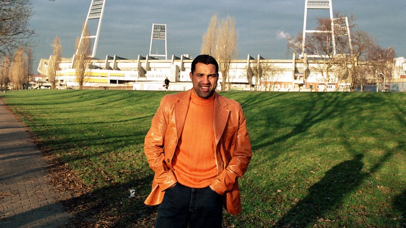 Werder Bremens Ailton vor dem Stadion im Jahr 2002 während eines Fototermins.