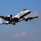 Ein Kampfflugzeug A10 der US-Airforce fliegt am Himmel.