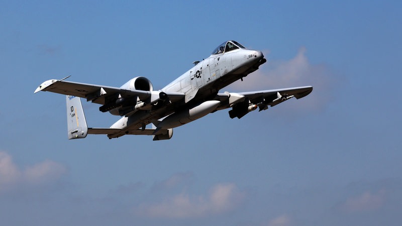 Ein Kampfflugzeug A10 der US-Airforce fliegt am Himmel.