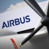 Das Logo von Airbus ist hinter einem Modell der Eurodrone zu sehen.