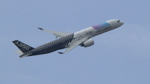 Ein Airbus A380 beim Fliegen.
