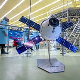 Ein Modell vom Europäische Servicemodul steht im Bremer Airbus-Werk vor dem ESM-5, an dem Arbeiten stattfinden.