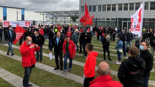 Am Airbus Standort in Bremen streiken die Mitarbeiter nach einem Aufruf der Gewerkschaft IG Metall.