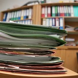 Ein Stapel Akten in einem Büro