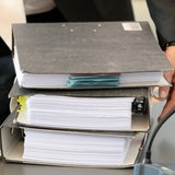 Aktenordner liegen auf einem Tisch