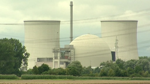 Ein Atomkraftwerk mit zwei großen Kühltürmen.
