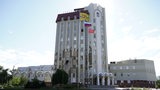 Gebäude in Enerhodar, davor weht die Russische Flagge (Archivbild)