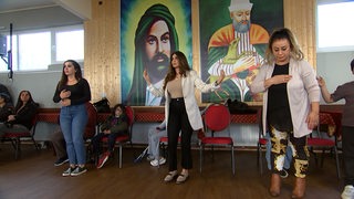 Frauen beten in einem alevitischen Kulturzentrum. 