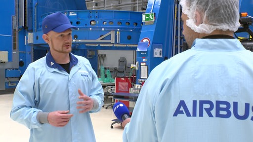 Alexander Gerst im Gespräch mit Reportern bei Airbus.