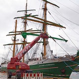 Die "Alexander von Humboldt II" liegt im Dock. Davor ein Kran mit Begutachtern.