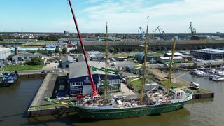 Die Alexander von Humboldt II liegt für eine Reparatur im Hafen.