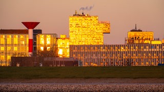 Die Skyline von Bremerhaven, über die Weser gesehen, das Gebäude des Alfred-Wegener-Institut.