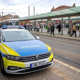 Ein Einsatzfahrzeug der Polizei steht vor dem Bremer Hauptbahnhof. 