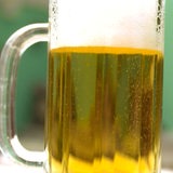 Ein Bier steht auf einem Tisch.
