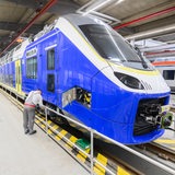 Ein Mann arbeitet in einer Halle an einem Zug.