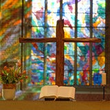 Ein Kreuz steht im Altarraum der Kirche Unser Lieben Frauen in Bremen mit Glasfenstern des französischen Malers Alfred Manessier.