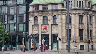 Die alte Sparkasse am Brill mit einem großen Universiät Bremen Logo.