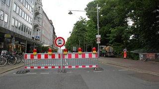 Absperrung und "Durchfahrt verboten" Am Wall (Archivbild)