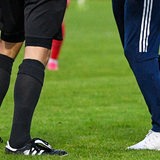 Rudelbildung bei einem Fußballspiel um den Schiedrichter (Symbolbild)