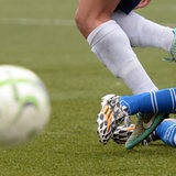 Zwei Fußballer kämpfen um einen Ball. Close-up auf die Beine