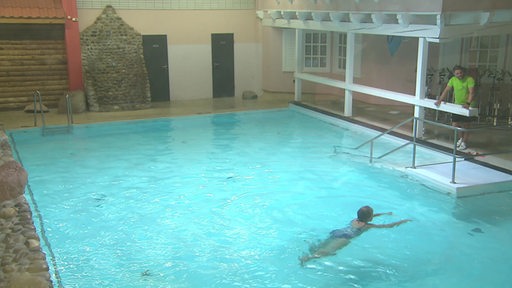 Zu sehen ist das Schwimmbad in der Bremer "Sportwelt".