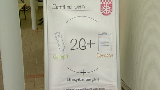 Ein Schild weist auf die 2G-plus-Regelung hin.