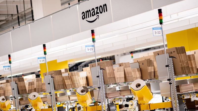 Stationen für die Verpackung von Bestellungen stehen in einem Logistikzentrum von Amazon.