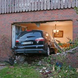 Auto steht zur Hälfte in einem Wohnhaus, Fenster zerstört