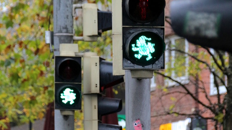 Ein Weihnachtsmann als grünes Ampelmännchen auf einer Ampel in der Martinistraße in Bremen.