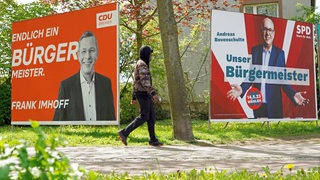 Wahlplakate der oppositionellen CDU und der regierenden SPD zur Bremer Bürgerschaftswahl vom 14. Mai 2023. 