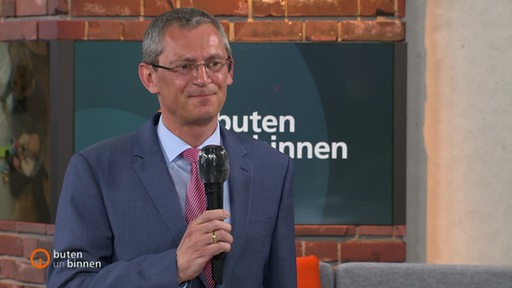 Der Wirtschaftswissenschaftler André Heineman im Studio von buten un binnen.