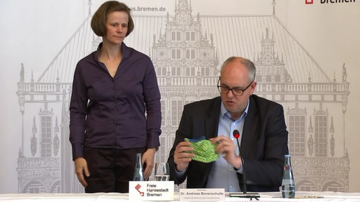 Bürgermeister Andreas Bovenschulte zeigt seine Mundschutzmaske 