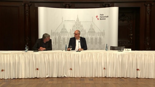 Bürgermeister Andreas Bovenschulte auf einer Pressekonferenz, links neben ihm Pressesprecher Christian Dohle