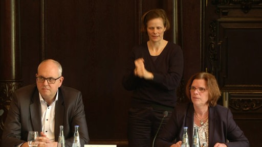 Bürgermeister Andreas Bovenschulte (SPD) und Wirtschaftssenatorin Kristina Vogt (Linke) mit Gebärdendolmetscherin