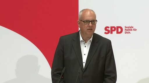 Der Bremer Bürgermeister Andreas Bovenschulte bei der Pressekonferenz. 