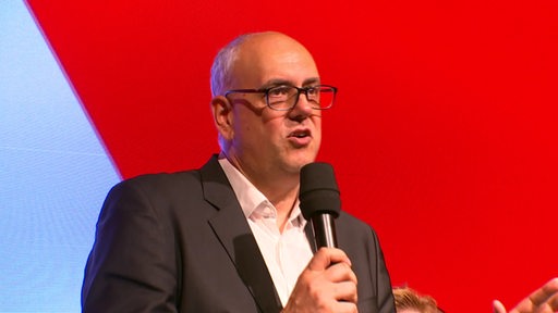Andreas Bovenschultem ist Spitzenkandidat der Bremer SPD und hält eine Rede.