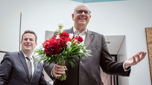 Andreas Bovenschulte wird mit Blumen zu Beginn der Sitzung des SPD-Präsidiums empfangen