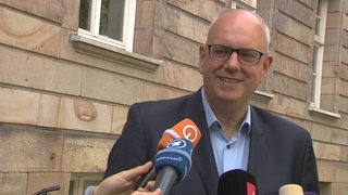 Andreas Bovenschulte spricht zur Presse nachdem er in Bremen Schwachhausen seine Stimme abgegeben hat. 