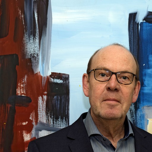 Portrait des Landeswahlleiters Andreas Cors vor einem Kunstwerk
