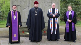 Andreas Hamburg (r.) auf dem Osterholzer Friedhof anlässlich des 76. Jahrestages des Kriegsendes 