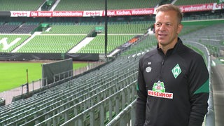 Werder-Trainer Markus Anfang im leeren Weserstadion.